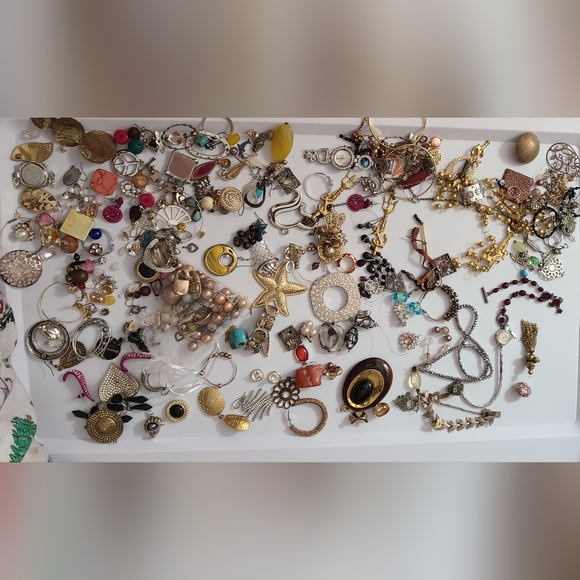 Vintage estate Jewelry - Craft Jewelry Lot Beads Bits Baubles Estate TONS Great pieces Pendants Charms